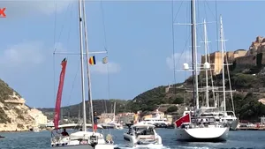 Ia-ţi prietenii şi evadează cu yacht-ul în Mediterană: trebuie să scoţi din buzunar 600 de euro pentru o săptămână de cazare pe velier