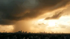Temperaturi de foc și furtuni: Pentru joi meteorologii au emis cod galben