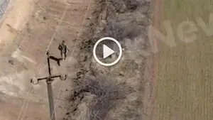 Fuga disperată a unui soldat rus reperat de o dronă ucraineană