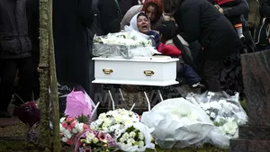 AFP: Bebeluşul rom mort, căruia i s-a refuzat înhumarea în Franţa, a devenit un simbol al discriminării