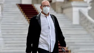 Piedone cere demiterea directorului Economat: A cumpărat pixuri de lux; tabletele nu au ajuns la elevi