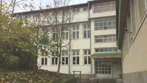 O fetiţă de 8 ani, nevăzătoare, a murit după ce a căzut pe scările şcolii în Iaşi
