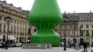 Sculptura în formă de jucărie erotică instalată în Paris a fost vandalizată şi nu va mai fi expusă