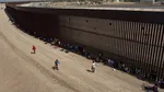 Donald Trump ordonă vopsirea zidului de la granița cu Mexicul în negru. Care este motivul