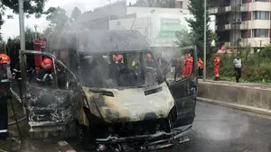 Un microbuz a luat foc pe Şoseaua Pipera. FOTO, VIDEO