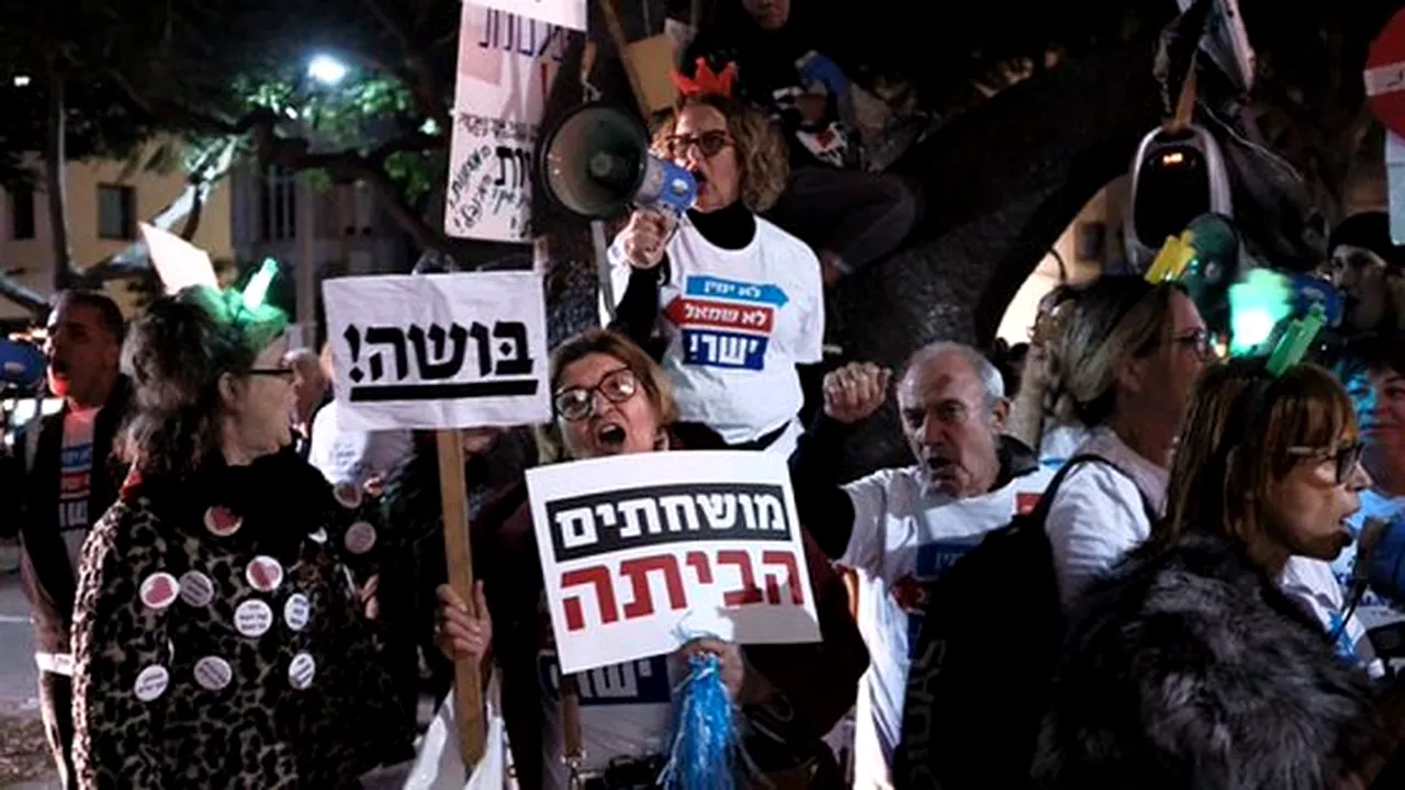 Mii de israelieni au manifestat la Tel Aviv împotriva corupţiei şi a premierului Netanyahu
