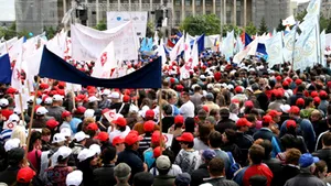 Traficul rutier din Capitală, blocat de protestul de miercuri. Meteorologii anunţă ploaie şi frig