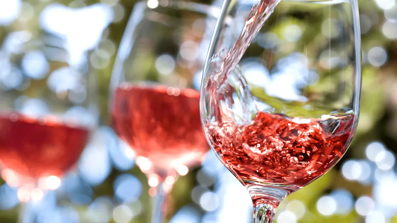 Gusturile se schimbă. Vinul roze, ce era considerat de francezi o băutură nu foarte serioasă, a explodat în popularitate