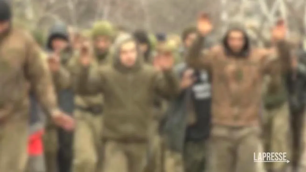 Imagini cu soldaţii ucraineni cu mâinile ridicate la Mariupol. Moscova: S-au predat