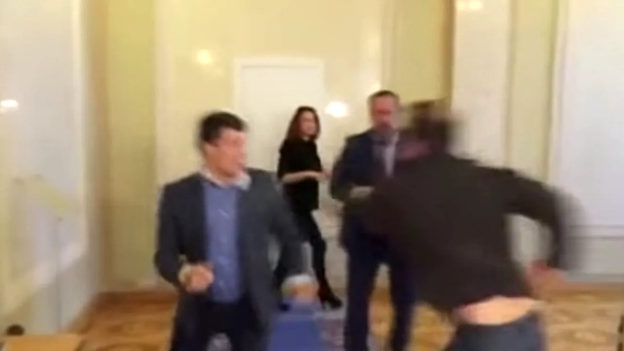 O bătaie între doi parlamentari ucraineni conduce la îndemnuri pentru adoptarea unui cod etic - VIDEO