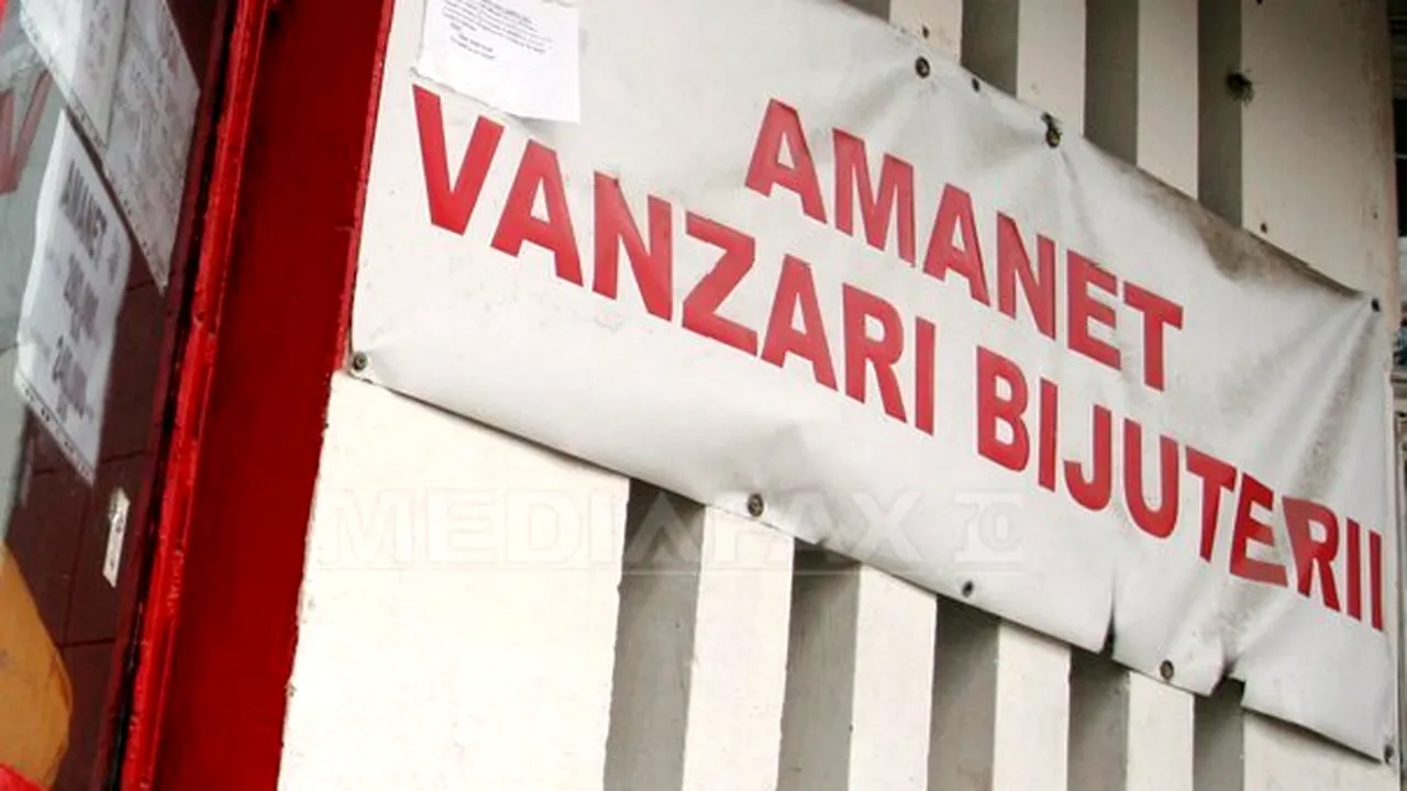 Jaf la o casă de amanet. Hoţul, cu faţa acoperită, a fugit cu bijuterii din aur