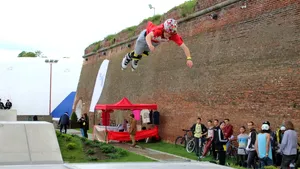 GALERIE FOTO, VIDEO Alba Iulia: Trick-uri cu BMX-ul, skateboard-ul, rolele şi trotineta la un concurs de sporturi extreme
