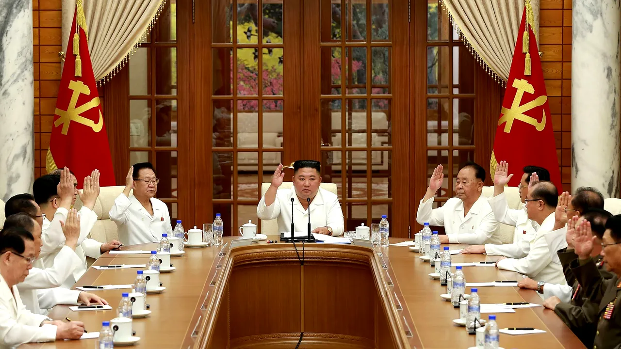 Coreea de Nord a publicat noi imagini cu liderul Kim Jong-un, după ce un oficial sud-coreean a afirmat că dictatorul este în comă