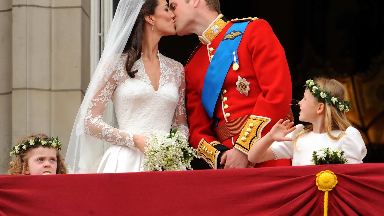 Prinţul William şi Kate Middleton scot la licitaţie o felie de tort de la nuntă. De la ce sumă porneşte licitaţia