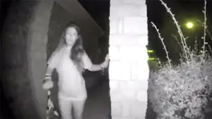 Poliţia din Texas anchetează un caz MISTERIOS, în care o femeie ce pare să aibă cătuşe la mâini apare pe camera de securitate a unei locuinţe/ UPDATE: Tânăra a fost găsită