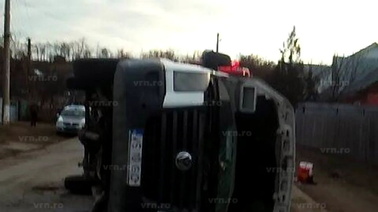 Plan roşu de intervenţie. Cinci răniţi după ce un microbuz cu 20 de oameni s-a ciocnit cu un TIR în Vaslui 