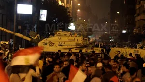 Confruntări violente între susţinătorii şi opozanţii lui Mubarak. Sute de răniţi în piaţa Tahrir din Cairo - VIDEO