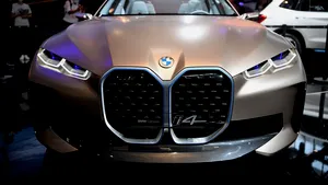 BMW concurează pe piaţa maşinilor electrice. Cât costă BMW i4, rivala Tesla Model 3