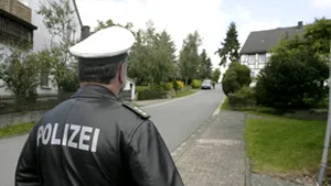 Un hoţ a vrut să fugă cu maşina poliţiei după ce a jefuit o bancă