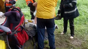 O copilă de 11 ani şi-a salvat mama şi fratele după ce aceştia au căzut într-o râpă adâncă de 10m, în timpul unei drumeţii. Mesajul transmis de ISU Caraş-Severin