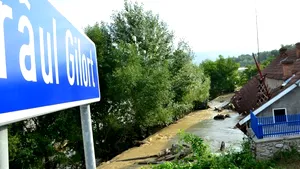Primarul din Novaci: Codul roşu de inundaţii pe Gilort, emis de autorităţi după producerea viiturii