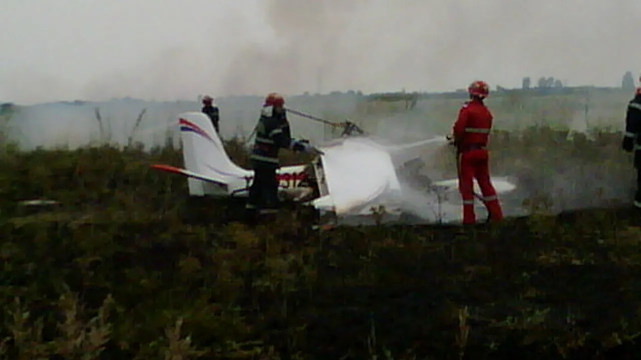 Un avion de mici dimensiuni s-a prăbuşit în Prahova. La bord se aflau două persoane, una dintre acestea fiind găsită carbonizată
