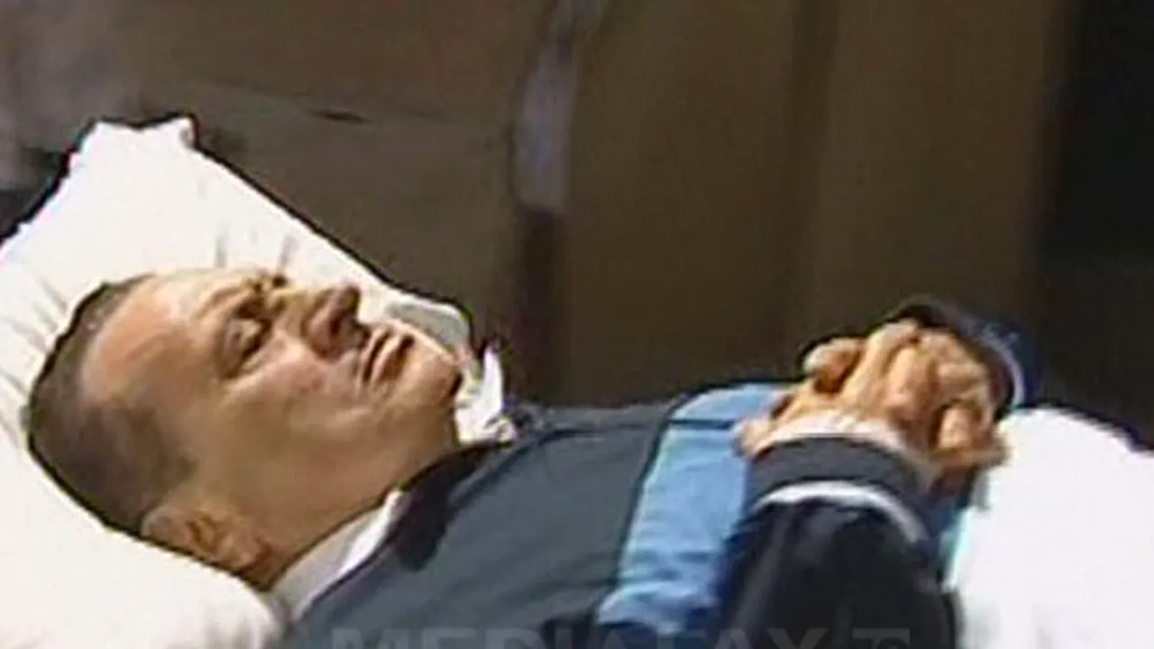 Hosni Mubarak a fost adus cu ambulanţa la tribunal pentru reluarea procesului său