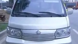 INCREDIBIL: 66 de copii, într-o maşină de opt locuri. Autorităţile au fost şocate - VIDEO