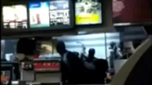Imagini şocante filmate într-un McDonald's din SUA. Vezi ce au păţit două femei după ce l-au atacat pe casier - VIDEO