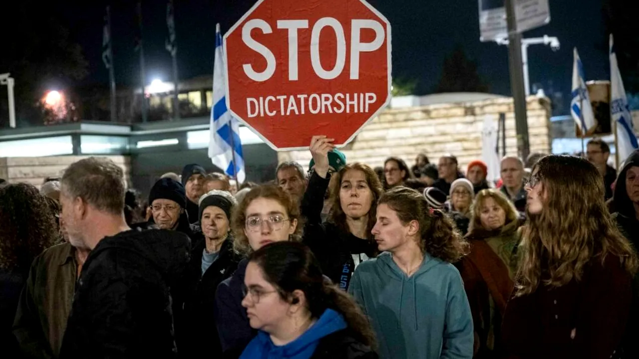 Proteste la Tel Aviv: Mulțimea cere ca Netanyahu să nu fie grațiat în dosarele de corupție