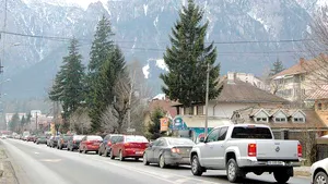 Valea Prahovei, sufocată de automobile. Trafic intens spre staţiuni
