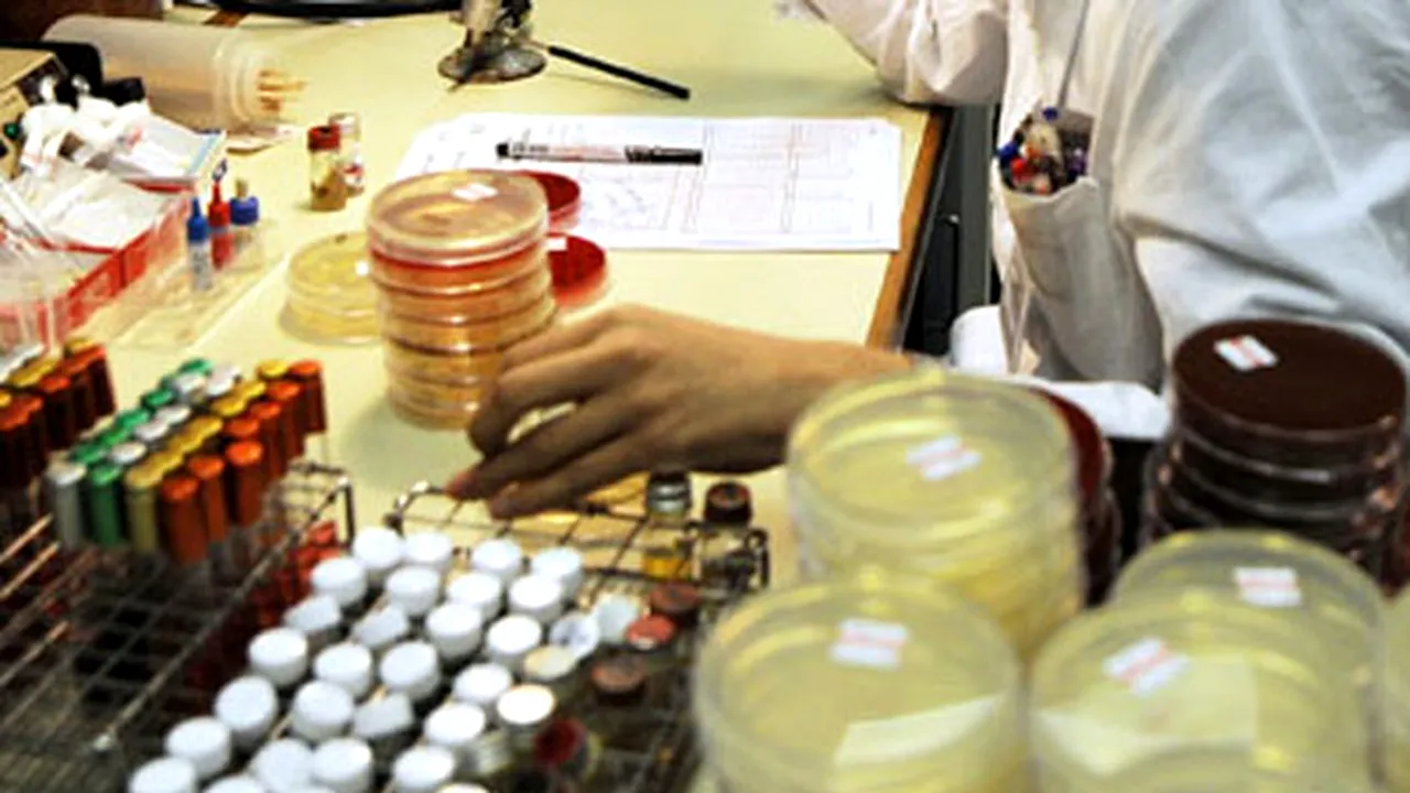 Simptomele acuzate de femeia din Arad nu sunt cauzate de vaccinarea contra virusului A/H1N1 - minister