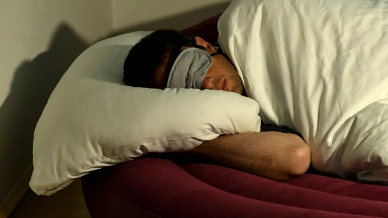 Studiu: Utilizarea dispozitivelor electronice în pat poate crește riscul de insomnie cu 59%