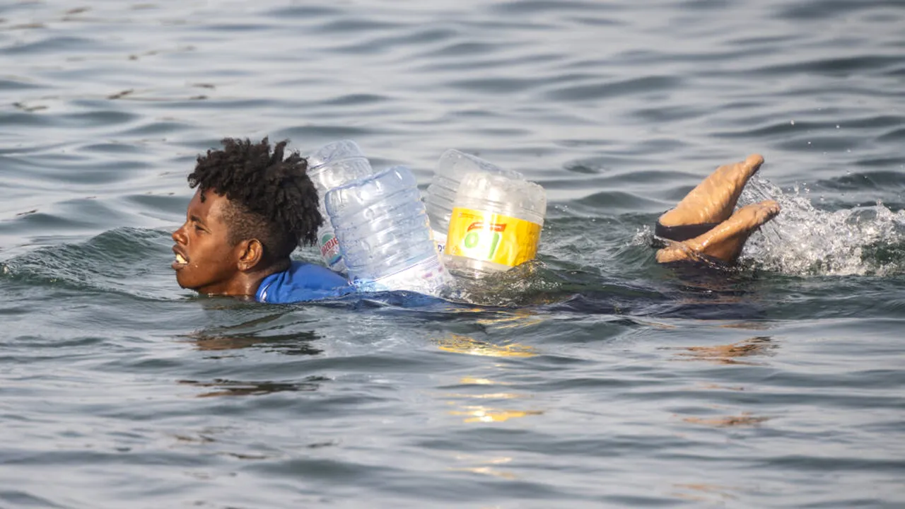 „Mi-am văzut fratele murind în mare”. Drama copiilor rămași singuri după valul de migranți care a lovit enclava spaniolă Ceuta