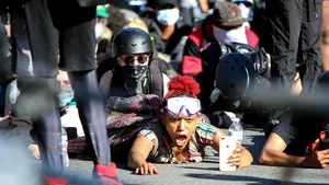 Perimetru de securitate, instituit în jurul Casei Albe / Mai mulţi poliţişti, răniţi de protestatari