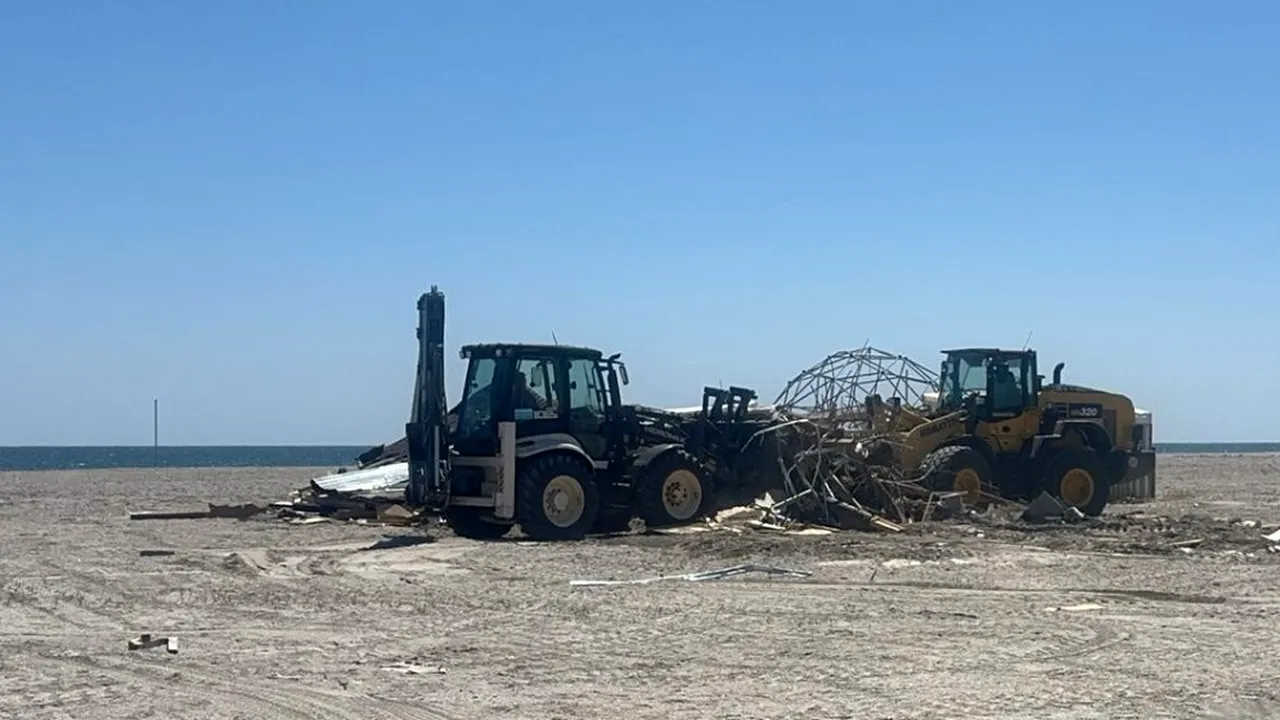 Noi instalații îngropate ilegal descoperite pe plajele din Năvodari. Autoritățile extind controalele pe întreg litoralul
