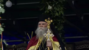 COMENTARIU Sorin Avram: Arhiepiscopul Sucevei şi Rădăuţilor, ÎPS Calinic, se ”împiedică” de baldachinul dintr-un monument UNESCO şi vrea să-l vadă mutat 