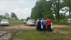 Ministrul Apelor şi-a împins propria maşină împotmolită în noroi, în timpul vizitei într-un sat inundat