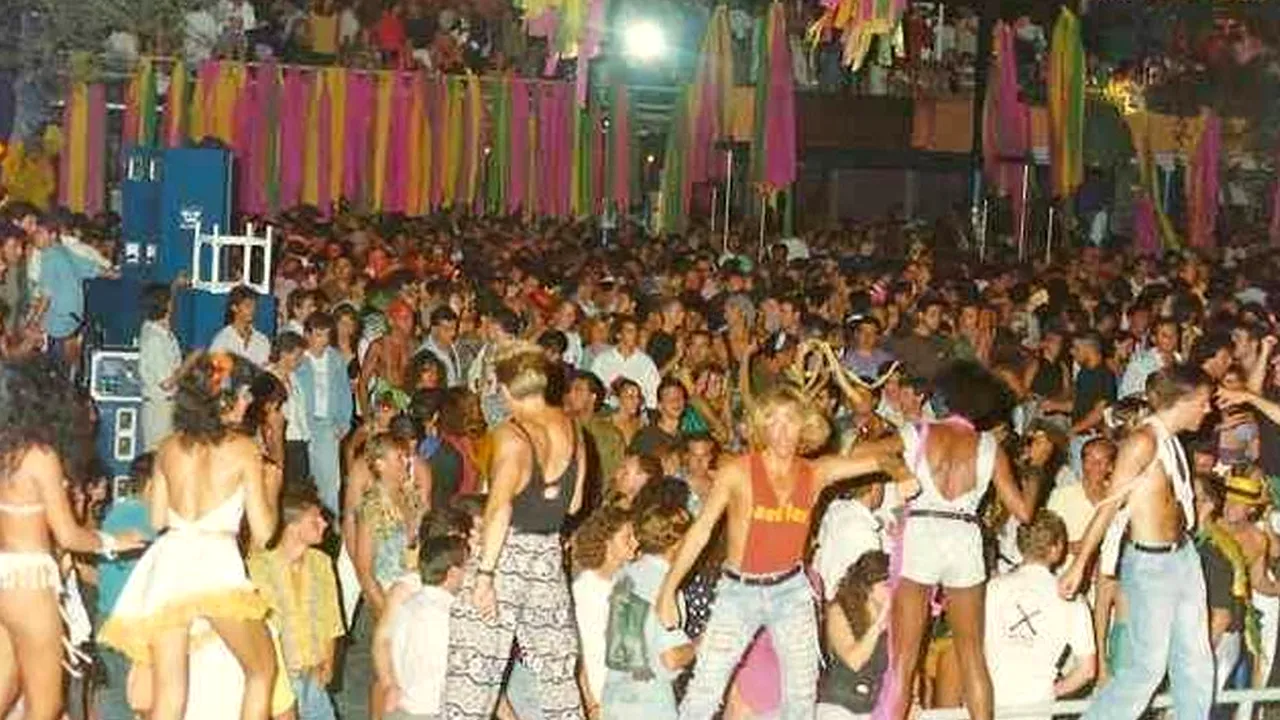 Cea mai tare petrecere din Ibiza în anii 90, revine. Cum era Manumission: nimeni nu dormea, nu existau reguli, nici telefoane, oamenii umblau dezbrăcați fie că erau celebrități sau necunoscuți