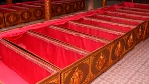 O femeie de 49 de ani s-a trezit în timp ce era transportată la groapă