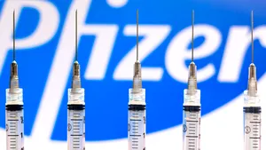 Studiu: Vaccinul Pfizer pare să piardă un pic de eficacitate împotriva mutaţiilor tulpinei de coronavirus găsite în Africa de Sud