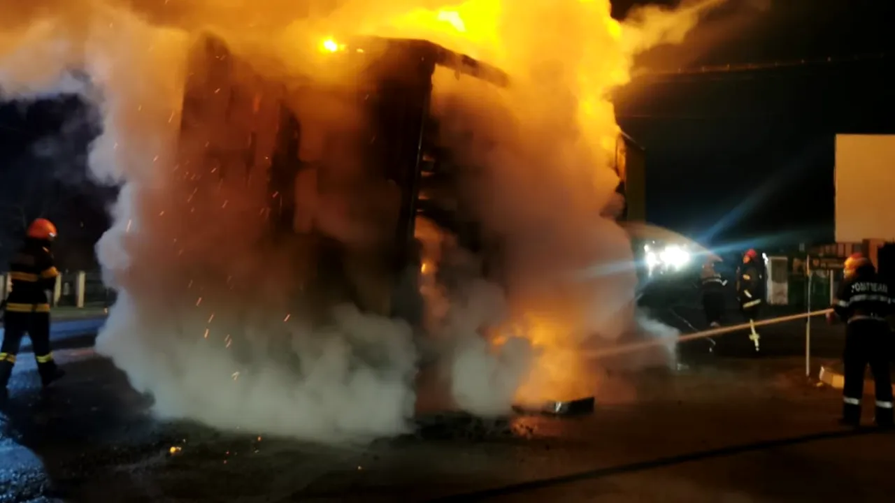 VIDEO Trafic blocat pe DN7 vineri dimineaţă, după ce un camion a izbucnit în flăcări