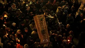 Iaşi: Mai mulţi pelerini veniţi la moaştele Sfintei Parascheva, la spital - VIDEO