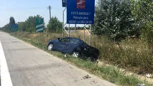 Un şofer beat care a încercat să fugă de poliţişti a intrat cu maşina într-o bordură pe A2