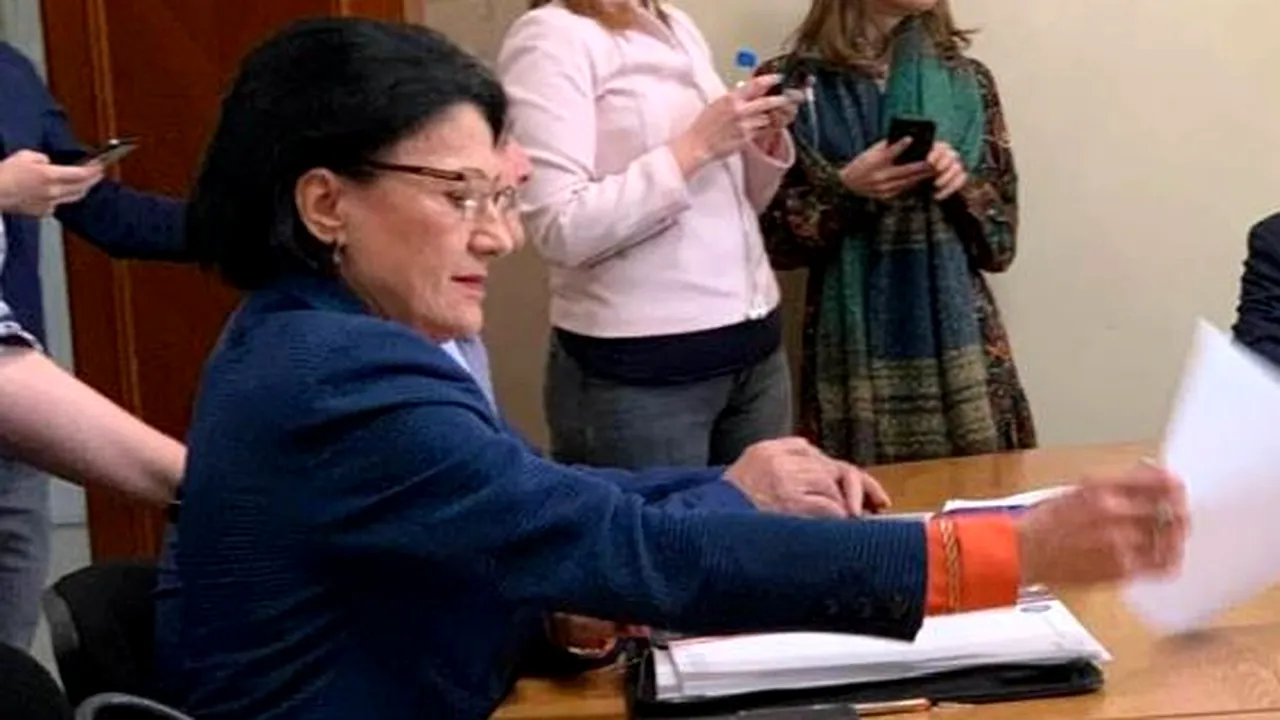 Deputatul PNL Adriana Săftoiu, despre audierea lui Andronescu: Prezenţi 5 din 19, deşi nu se discuta despre sexul îngerilor | FOTO