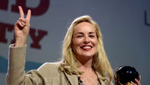 Sharon Stone, recompensată de laureaţi ai premiului Nobel pentru pace, pentru lupta împotriva SIDA