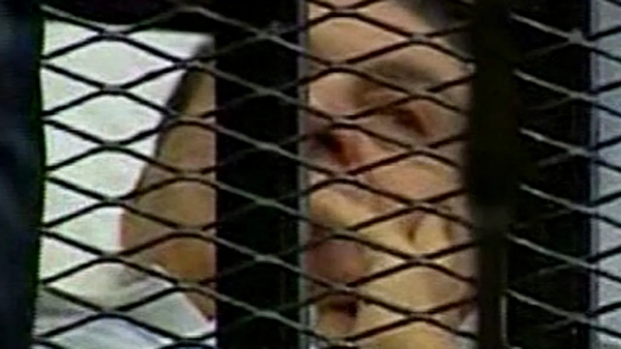 Procesul lui Hosni Mubarak: Fostul preşedinte egiptean, pe targă în boxa acuzaţilor, a pledat nevinovat - VIDEO
