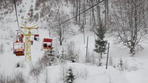 Straja: Zeci de persoane au rămas blocate în telescaune