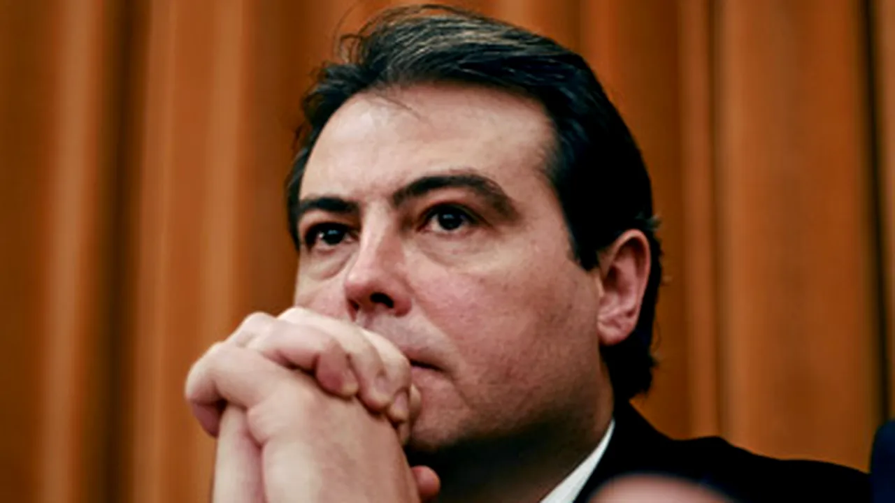 Adrian Cioroianu cere demisia ministrului Apărării