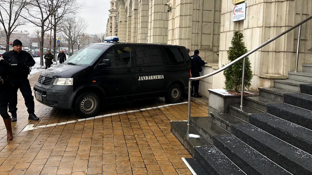Un bătrân, ridicat de jandarmi după ce a spart geamul unui minister cu piatra - FOTO 